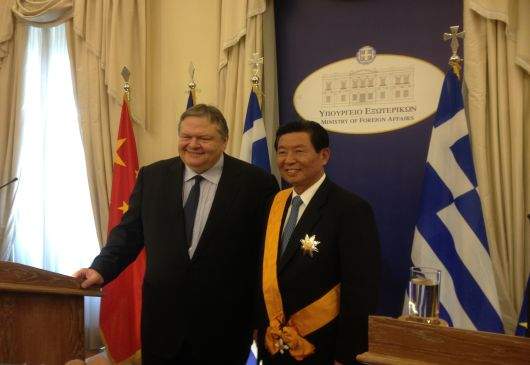 Cérémonie de remise de décoration au Président de la société chinoise COSCO, le capitaine Wei Jiafu, par le vice-président du gouvernement et ministre des Affaires étrangères Evangelos Venizélos