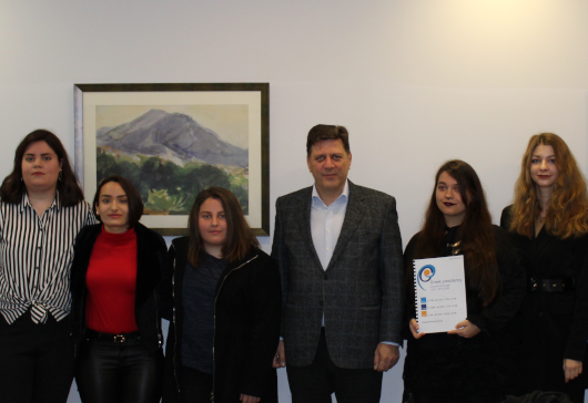 Alternate Minister of Foreign Affairs Miltiadis Varvitsiotis meets with professors and students from the University of West Attica who participated in the contest for the logo of the Greek Presidency of the Council of Europe (Athens, 10 February)