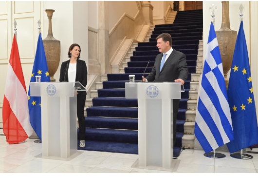 Rencontre entre le ministre délégué aux Affaires étrangères Miltiadis Varvitsiotis et Karoline Edtstadler, ministre des Affaires européennes et de la Constitution de l'Autriche (Athènes, 08.10.2021)