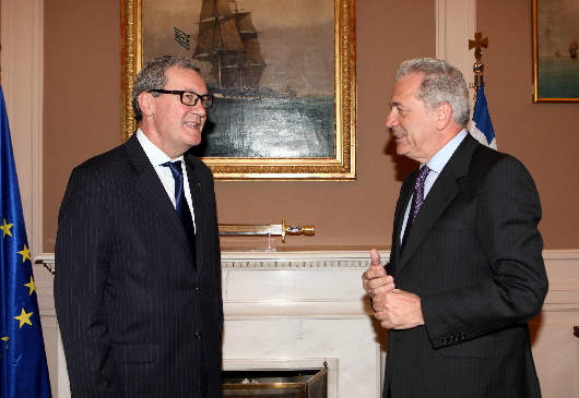 Rencontre de M. D. Avramopoulos, ministre des Affaires étrangères, avec M. A. Downer, envoyé spécial du S.G. de l’ONU