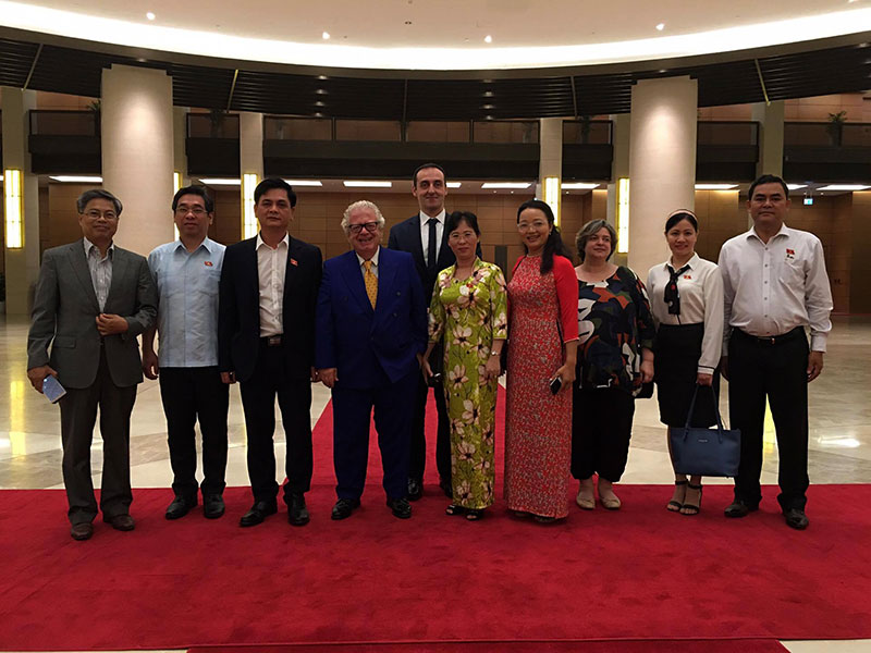 Visit of the Ambassador Mr.Kanellos and the members of the Authority atthe Parliament building where the Vietnam Assembly is housed after the invitation of the President of the Friendship Parliamentary Group with Greece, Mr. Thanh